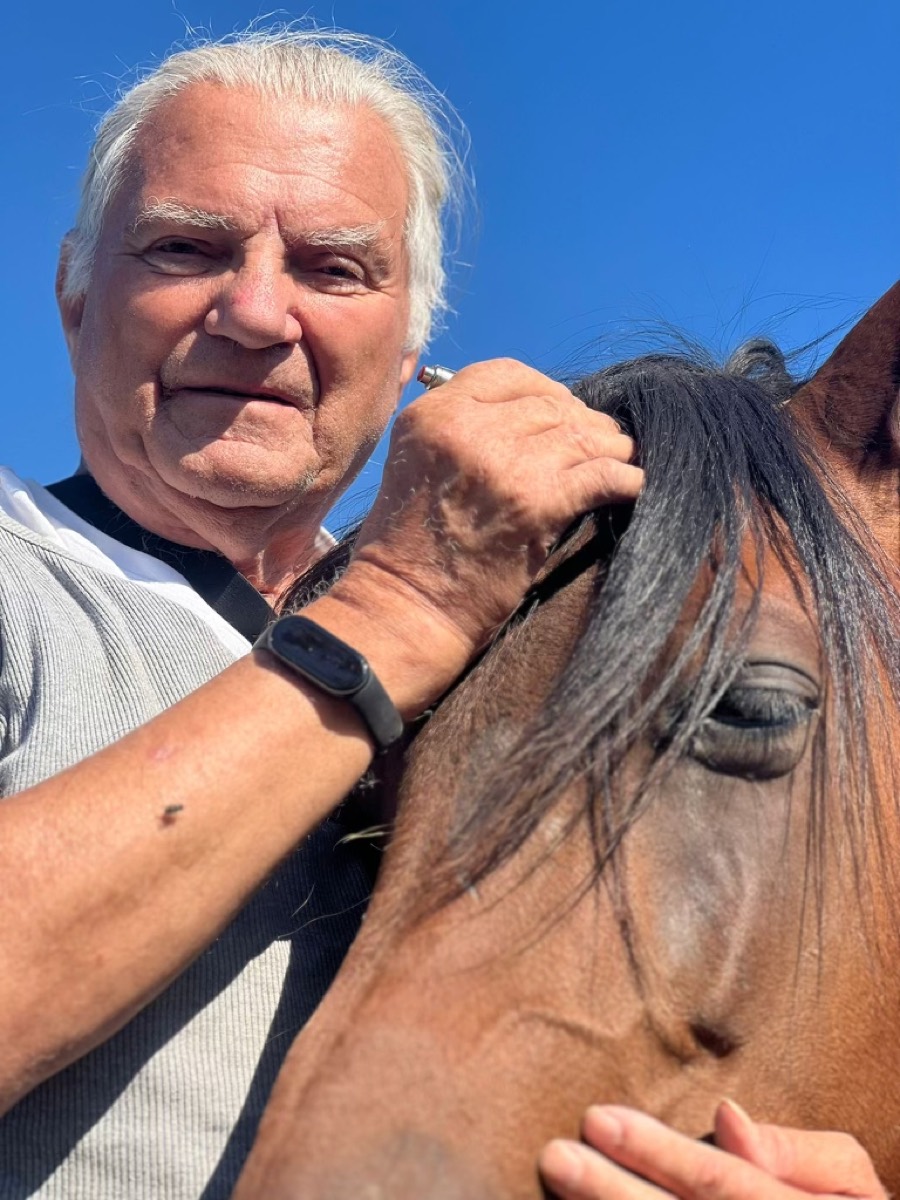 Kurt Walter in engem Vertrauenskontakt mit einem Pferd